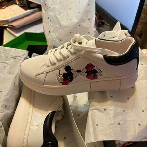 Kate Spade Disney Mickey and Mini Kissing Size 6 US
